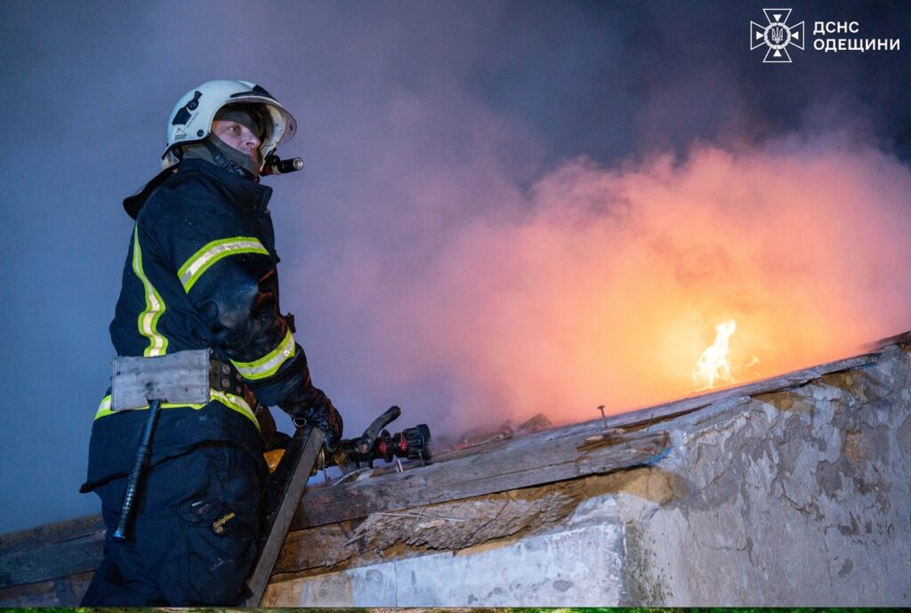 На Одещині горіла стара ферма: пожежу приборкували понад 20 вогнеборців