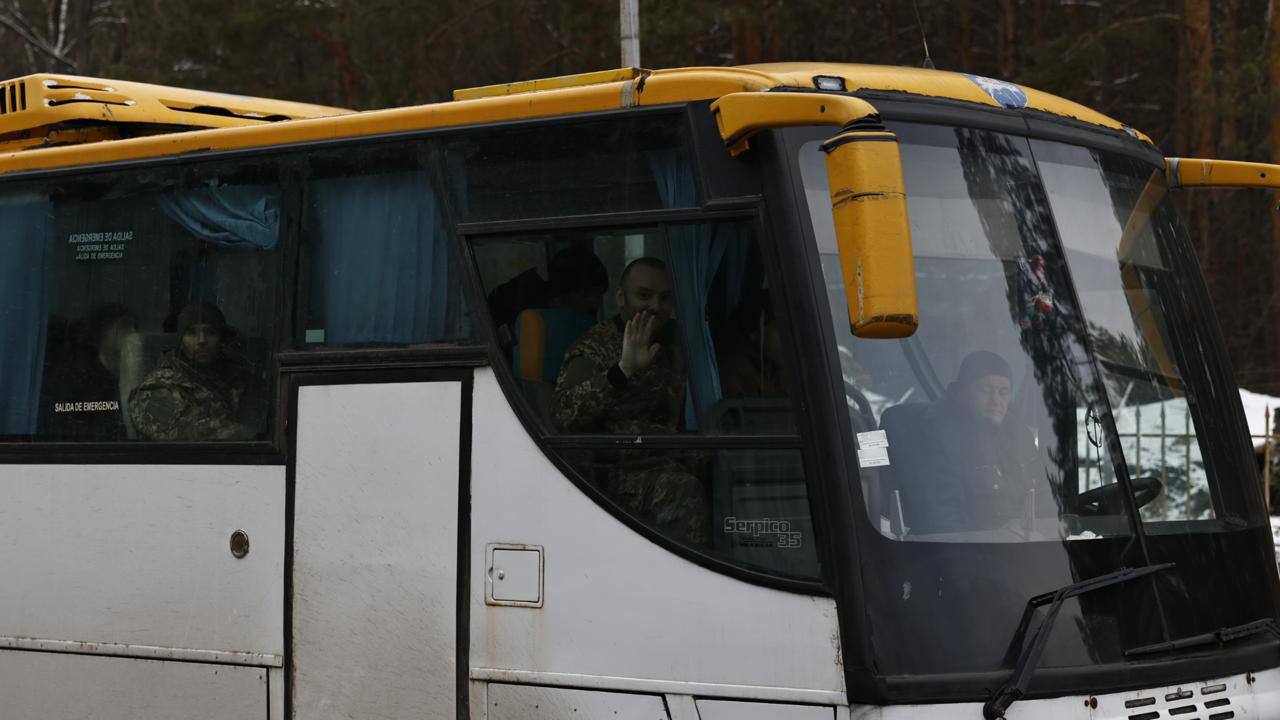 Черговий обмін військовополонених: понад 100 українських захисників повернуто додому