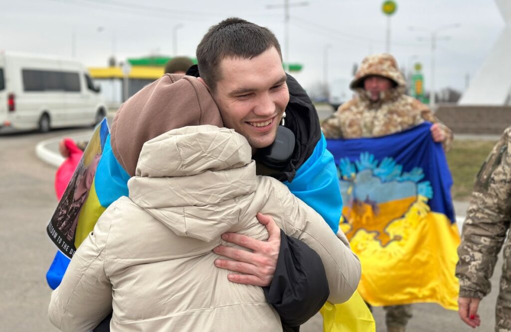 В Ізмаїлі зустріли звільненого з полону захисника острова Зміїний - Володимира Гутника