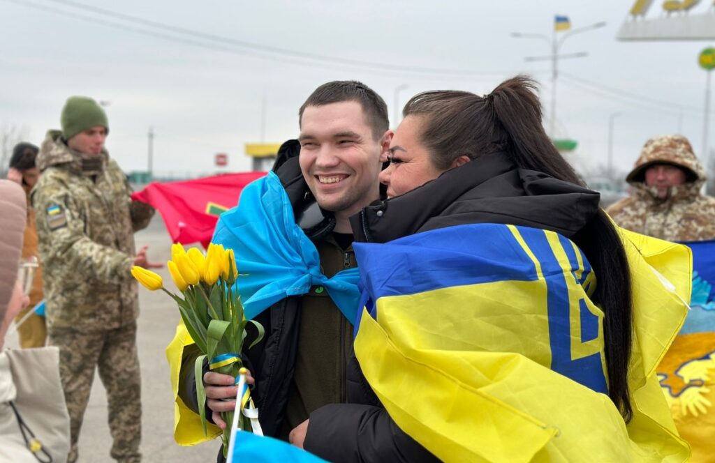 В Ізмаїлі зустріли звільненого з полону захисника острова Зміїний - Володимира Гутника