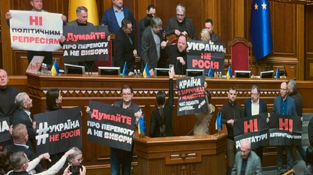 Зеленський ввів у дію санкції проти Порошенка: що вони передбачають