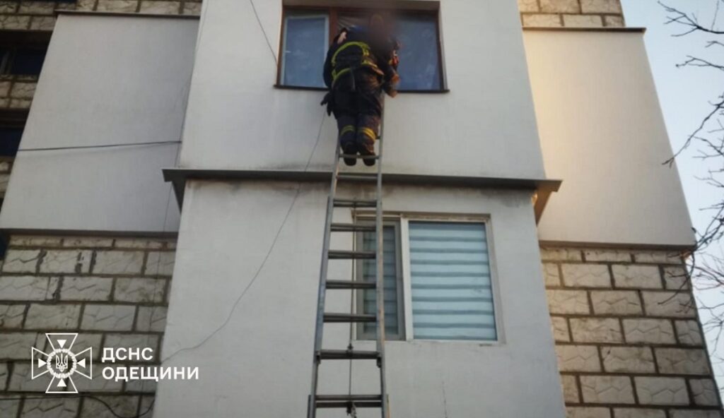 У Татарбунарах спалахнула пожежа у багатоповерхівці: рятувальники евакуйовували людей