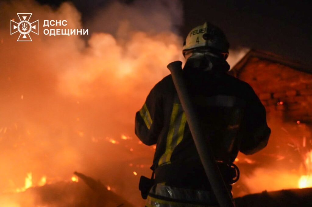 Правоохоронці та рятувальники Одещини показали наслідки нічної атаки шахедів