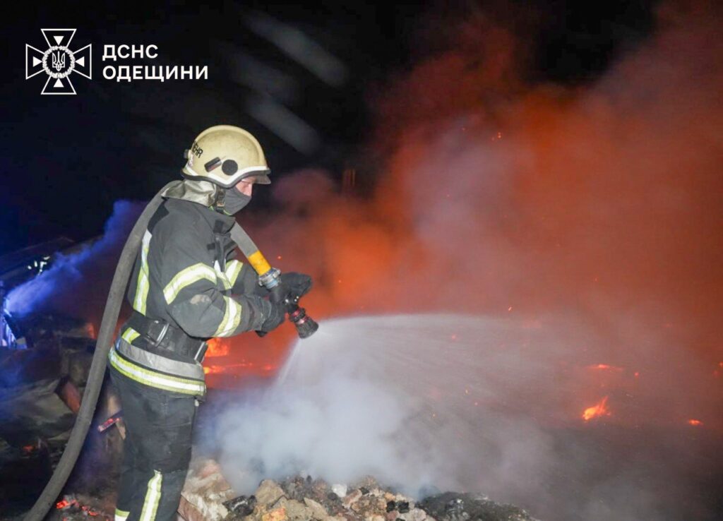 Правоохоронці та рятувальники Одещини показали наслідки нічної атаки шахедів