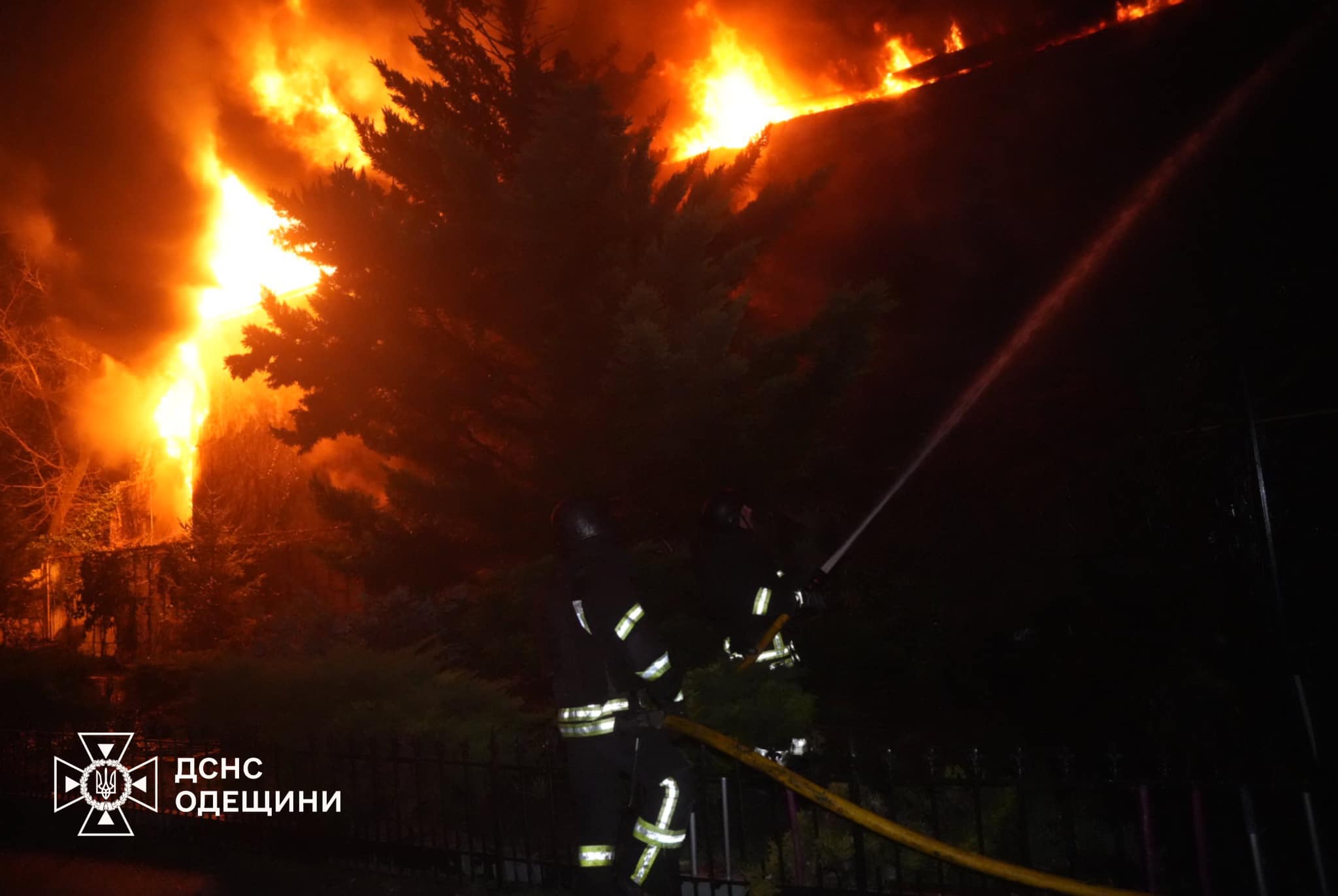 Рятувальники та прокуратура показали наслідки нічної атаки на Одесу