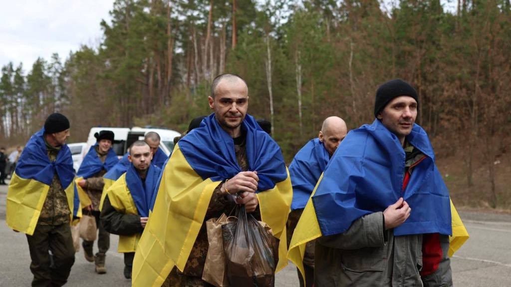 Один із найбільших обмінів: додому з російського полону повернулися 197 захисників