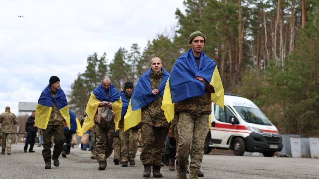 Один із найбільших обмінів: додому з російського полону повернулися 197 захисників