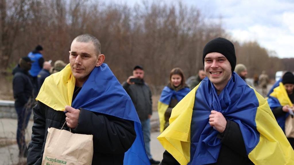 Один із найбільших обмінів: додому з російського полону повернулися 197 захисників