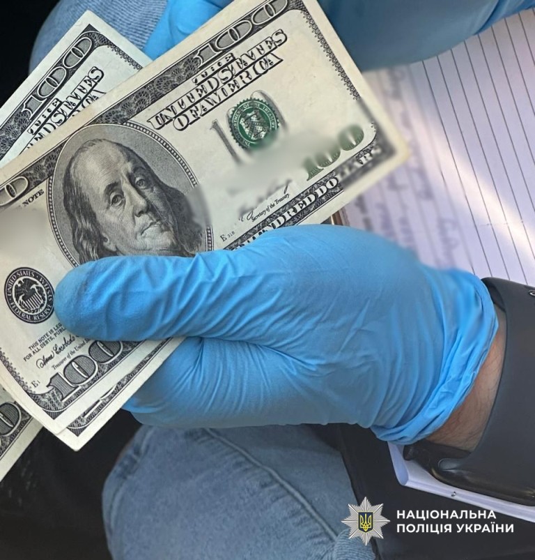 Вимагав хабар у чоловіка з інвалідністю: на Одещині затримано члена громадського формування