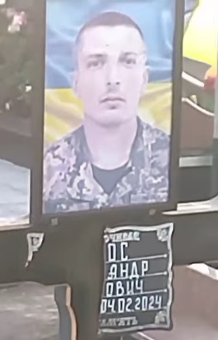 В Сараті невідомі зламали ритуальну табличку на могилі полеглого Героя
