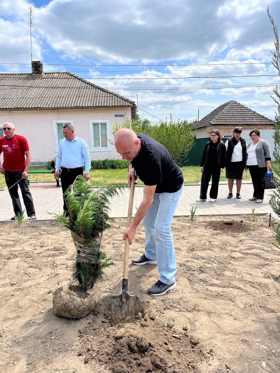 У селищі Ізмаїльського району заквітчали Алею пам’яті