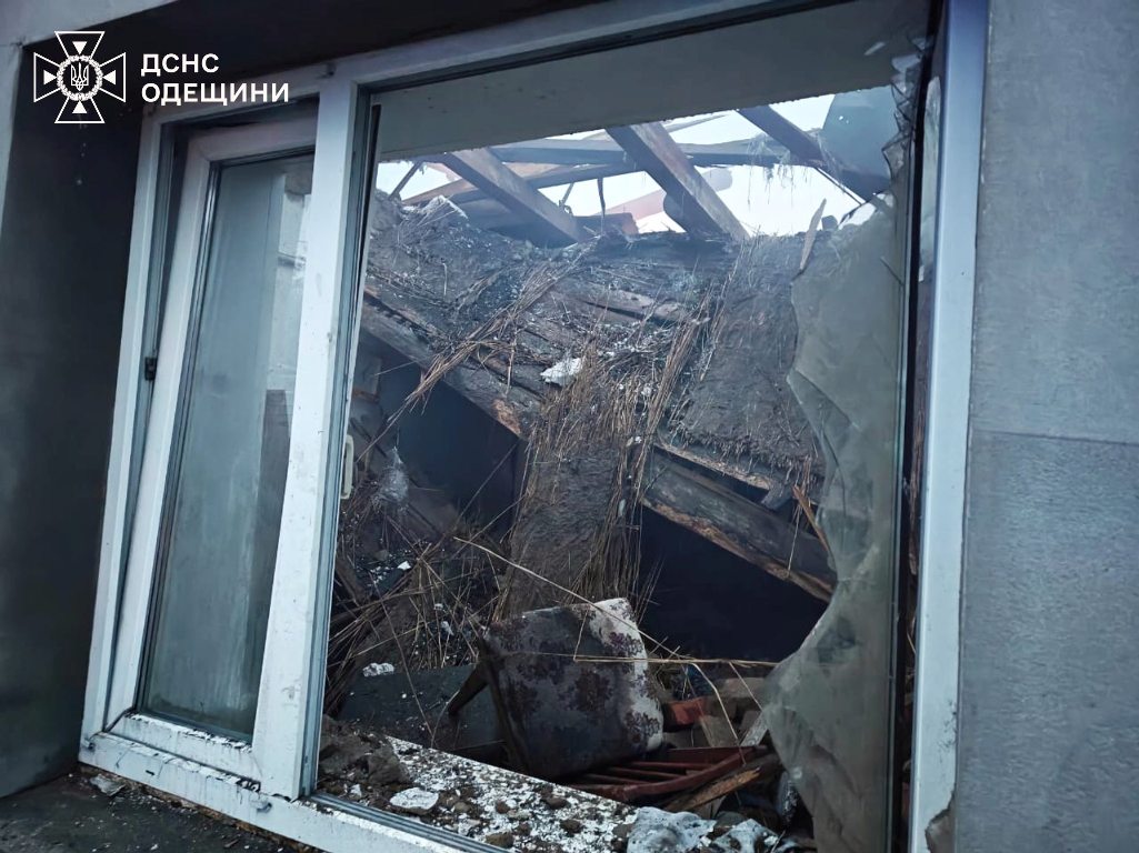 Внаслідок ворожої атаки в Аккермані є постраждалий та пошкоджено пожежну частину