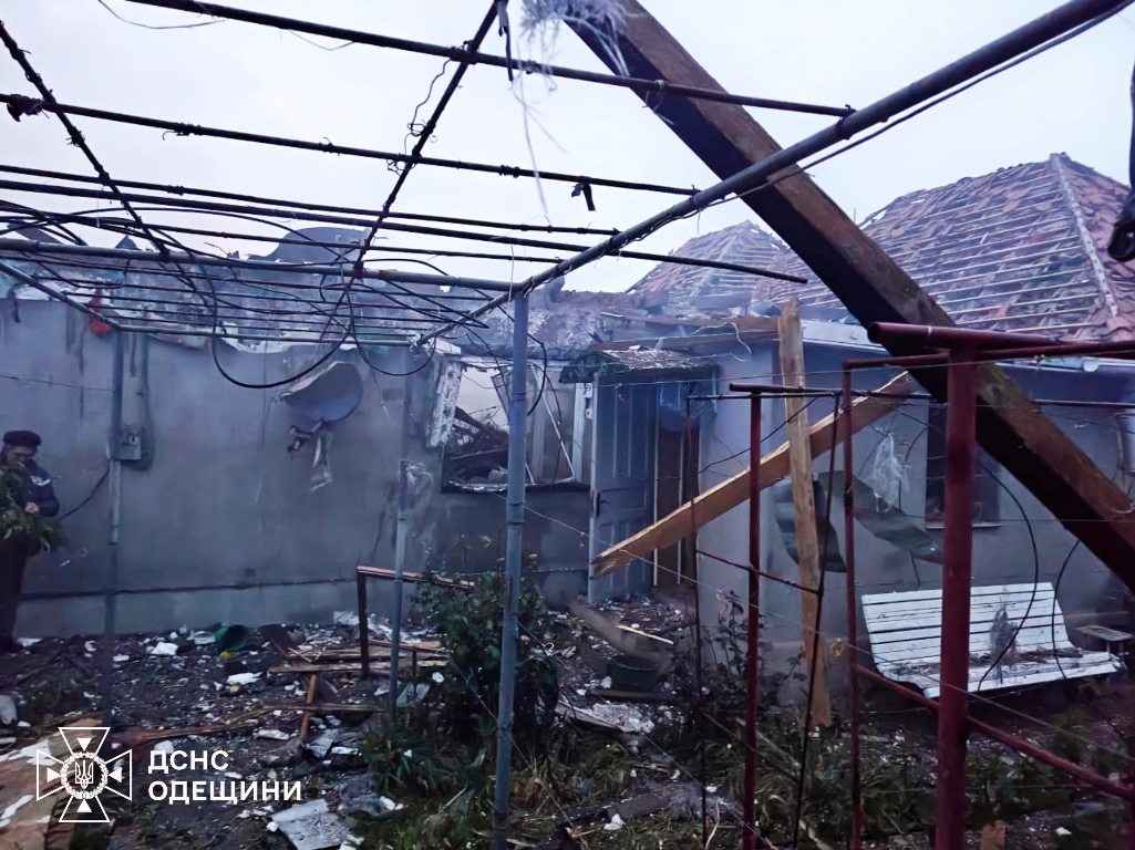 Внаслідок ворожої атаки в Аккермані є постраждалий та пошкоджено пожежну частину
