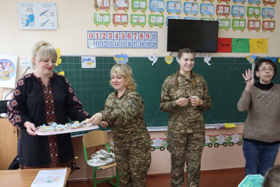 Школярі з Ізмаїльського району виготовили обереги для захисників: деталі
