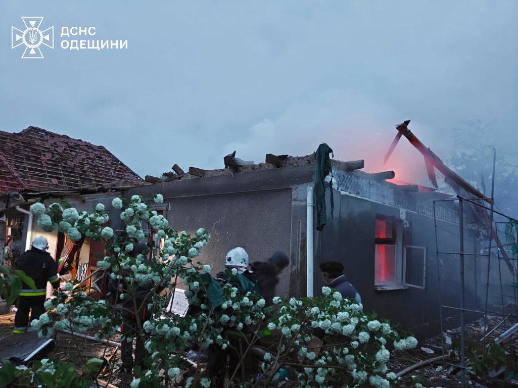 Внаслідок ворожої атаки в Аккермані є постраждалий та пошкоджено пожежну частину
