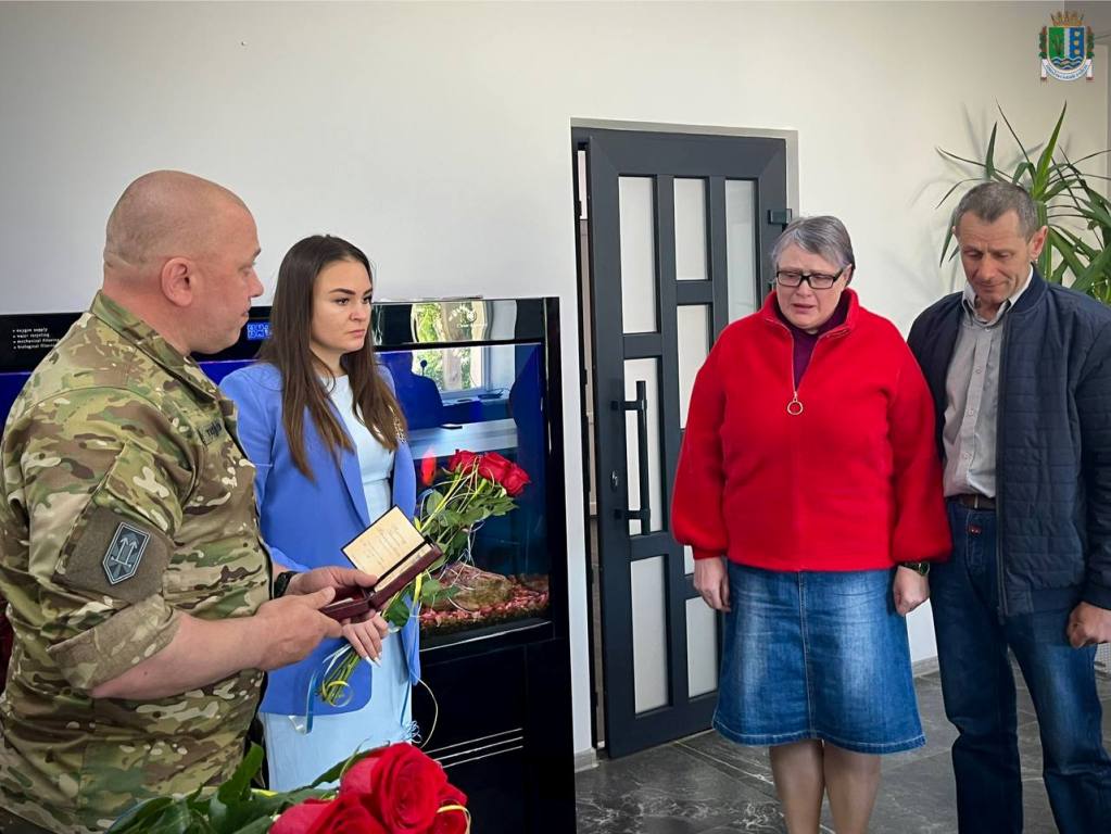 У Рені батькам загиблого 22-річного воїна передали його посмертну нагороду