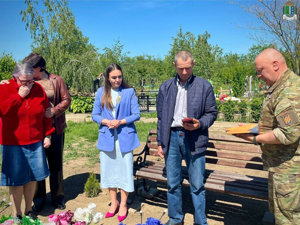 У Рені батькам загиблого 22-річного воїна передали його посмертну нагороду