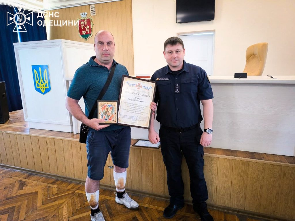 В Аккермані нагородили чоловіка, який після влучання шахеда виніс сусідів із палаючого будинка