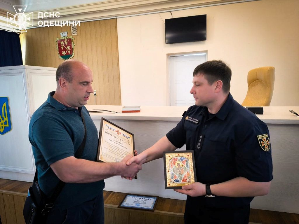В Аккермані нагородили чоловіка, який після влучання шахеда виніс сусідів із палаючого будинка