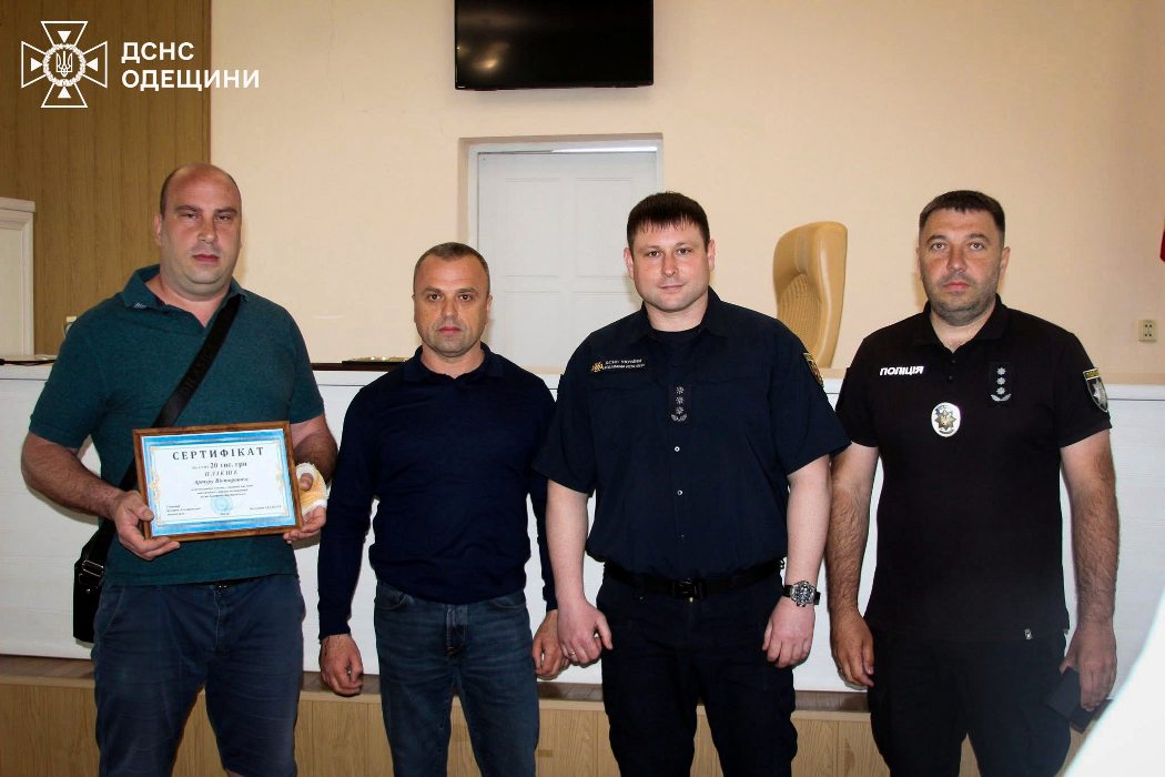 В Аккермані нагородили чоловіка, який після влучання шахеда виніс сусідів із палаючого будинка