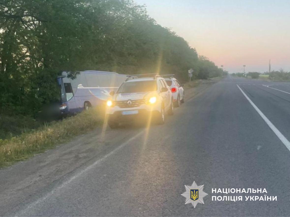 В Ізмаїльському районі водій-іноземець допустив перекидання у кювет міжнародного автобуса