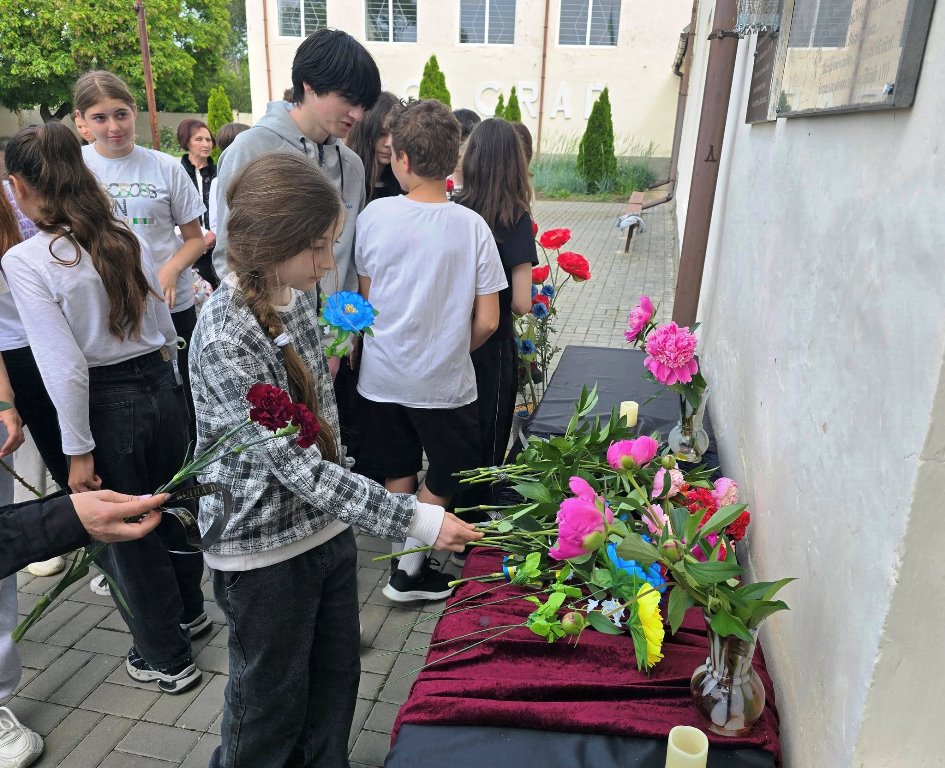 У Болградському ліцеї №3 відкрили меморіальні дошки двом загиблим героям-випускникам