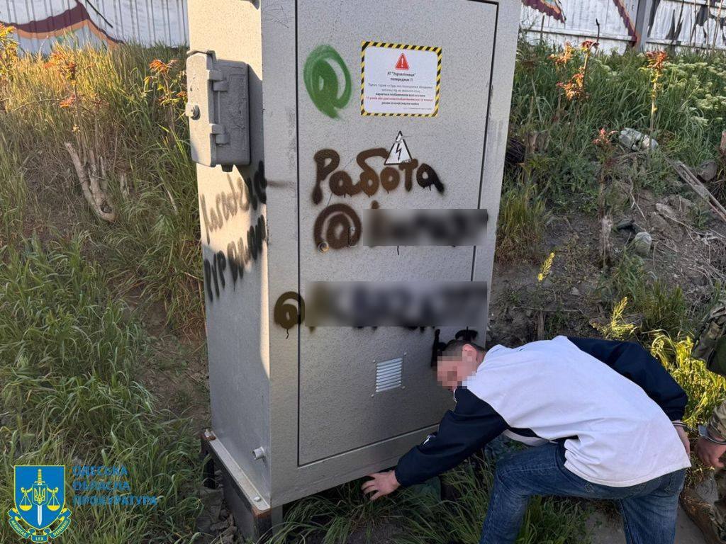 На Одещині затримали трьох паліїв, які на замовлення підпалили залізничні шафи та автомобіль військових