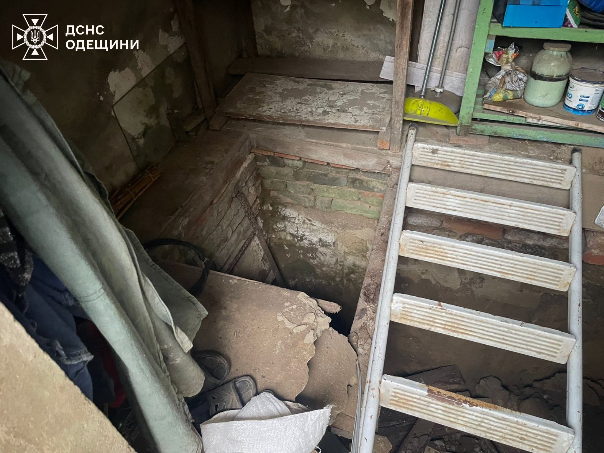 В Ізмаїлі рятувальники дістали з підвалу літню жінку