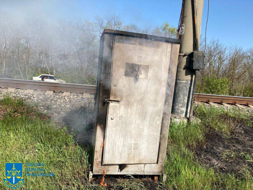 На Одещині затримали трьох паліїв, які на замовлення підпалили залізничні шафи та автомобіль військових