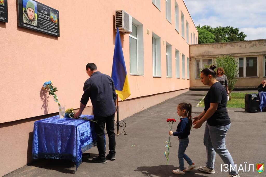 В ізмаїльській гімназії увічнили пам'ять стрільця-снайпера Валерія Кидика