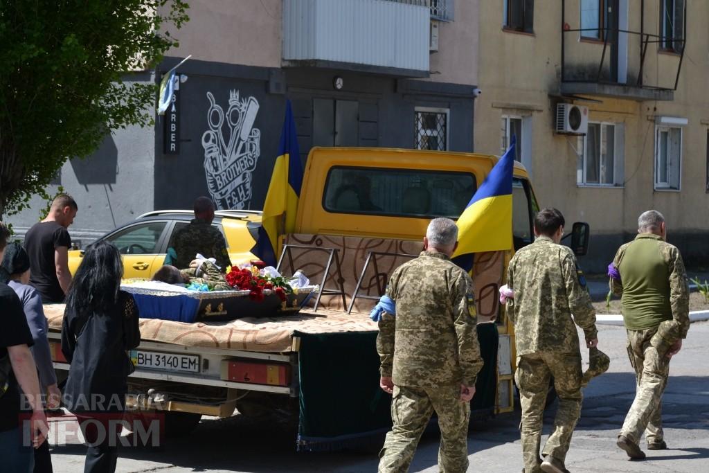 Морг замість ДРАЦСу: у Кілії простилися з 31-річним навідником БпЛА