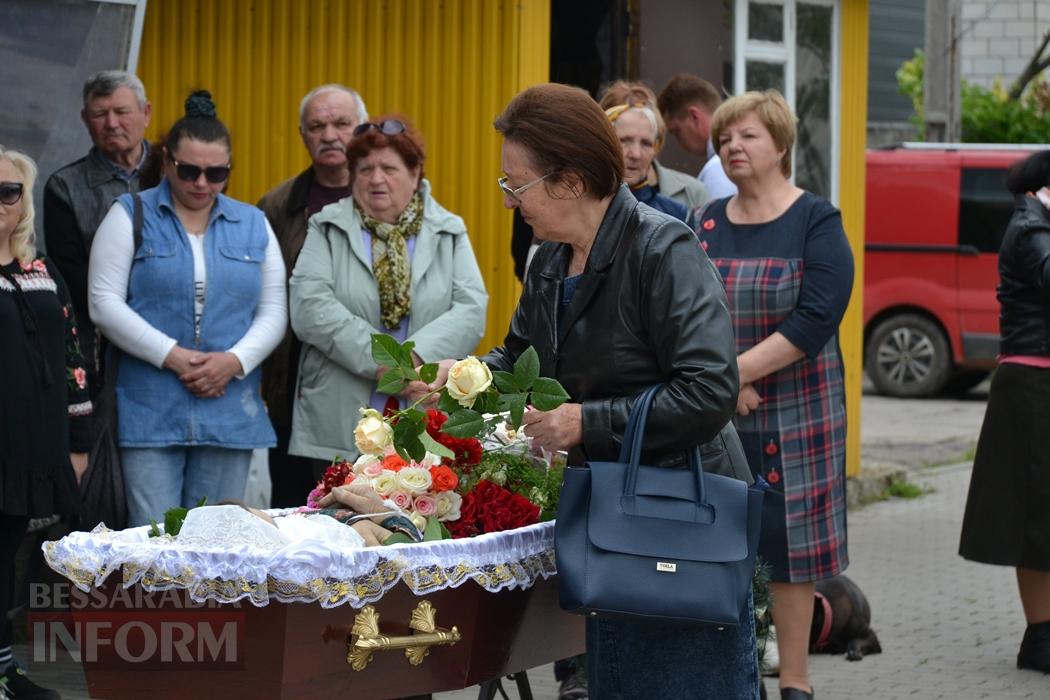 "Своїм полум'ям врятувала життя багатьох військових": у Кілії простилися із відомою волонтеркою