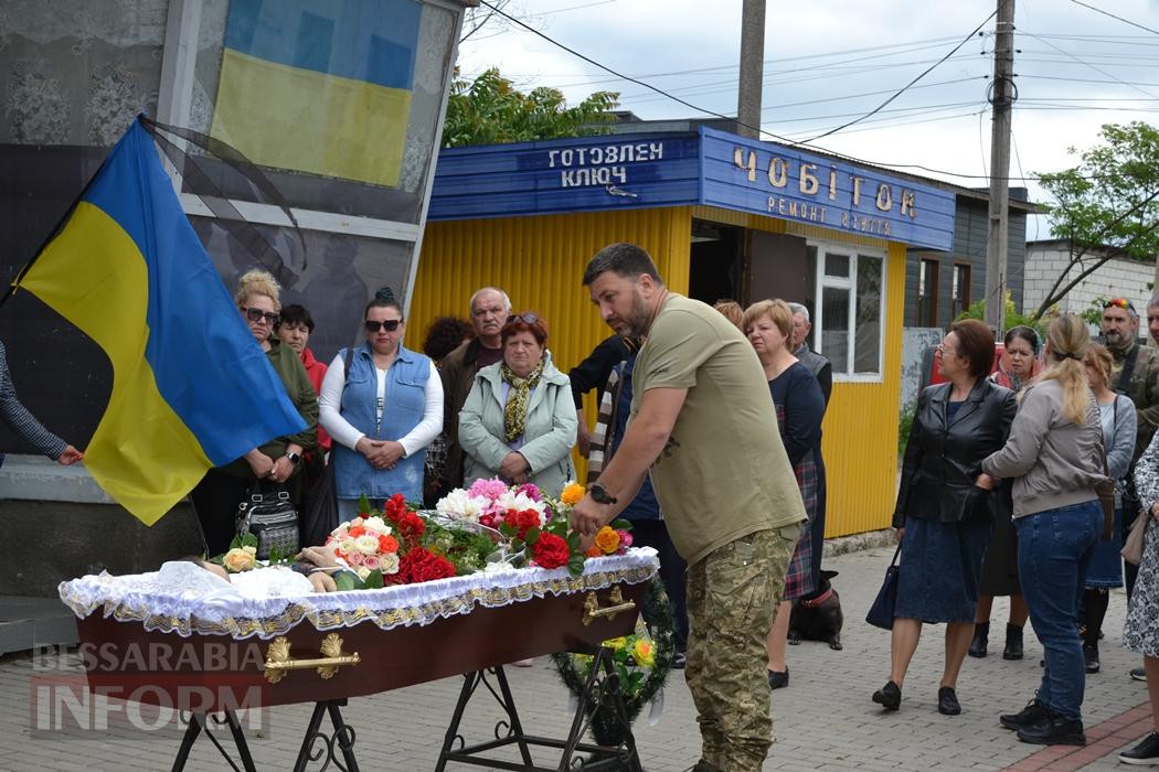 "Своїм полум'ям врятувала життя багатьох військових": у Кілії простилися із відомою волонтеркою