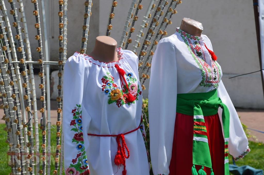 «Нитками вишита любов»: в Аккермані просто неба пройшла арт-виставка до Дня вишиванки