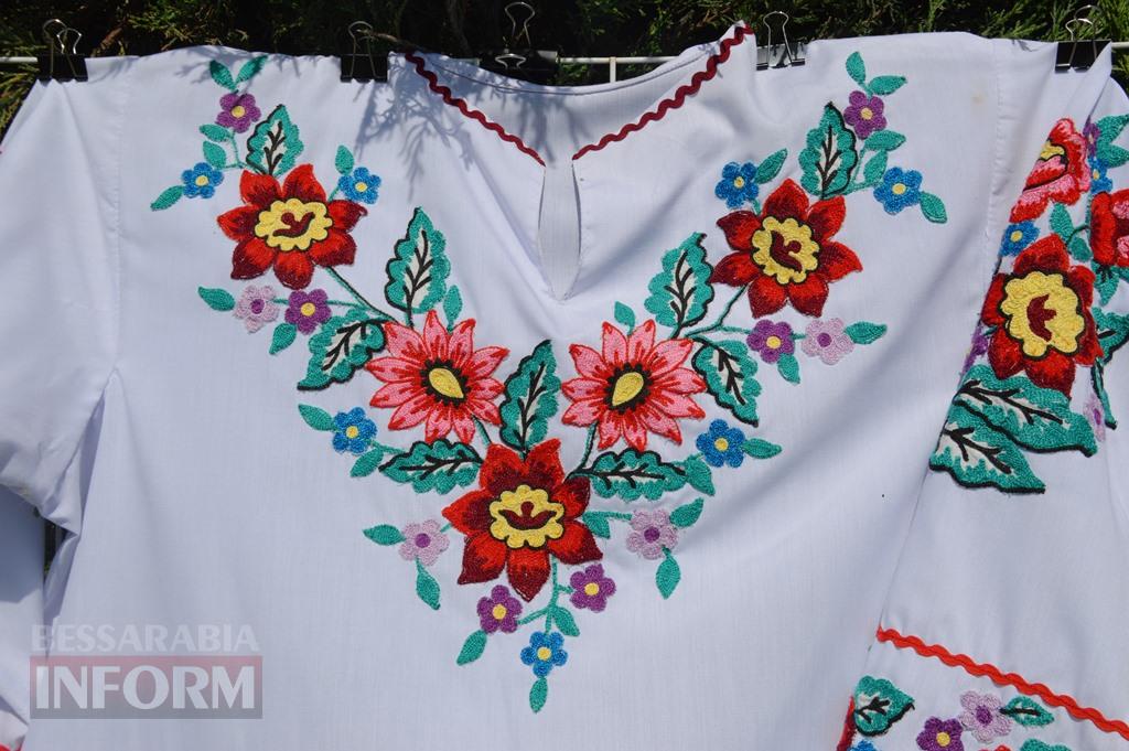 «Нитками вишита любов»: в Аккермані просто неба пройшла арт-виставка до Дня вишиванки