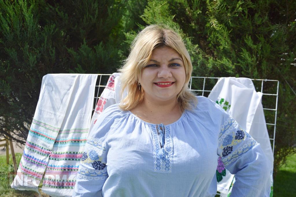 «Нитками вишита любов»: в Аккермані просто неба пройшла арт-виставка до Дня вишиванки