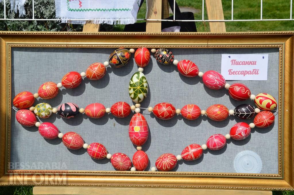 «Нитками вишита любов»: в Аккермані просто неба пройшла арт-виставка до Дня вишиванки
