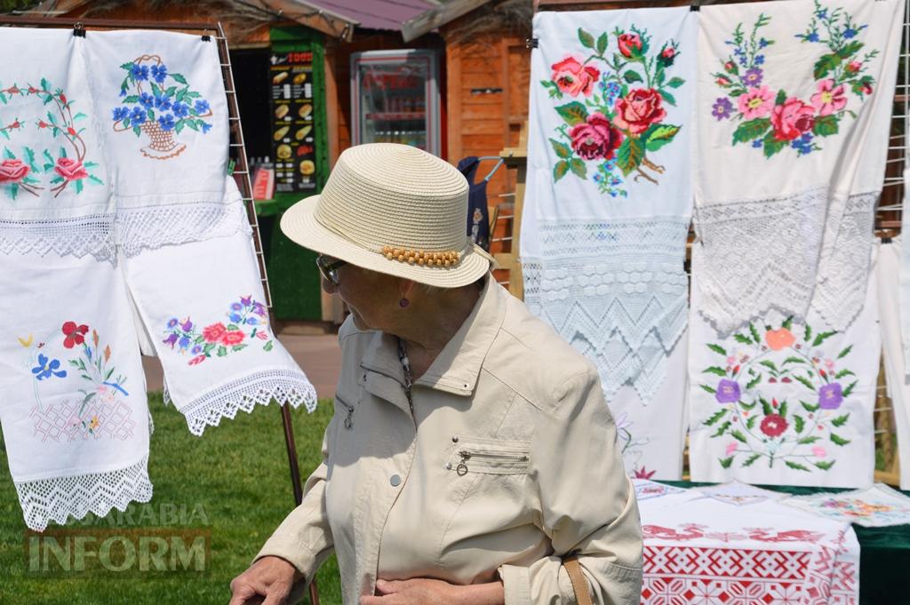 «Нитками вишита любов»: в Аккермані просто неба пройшла арт-виставка до Дня вишиванки