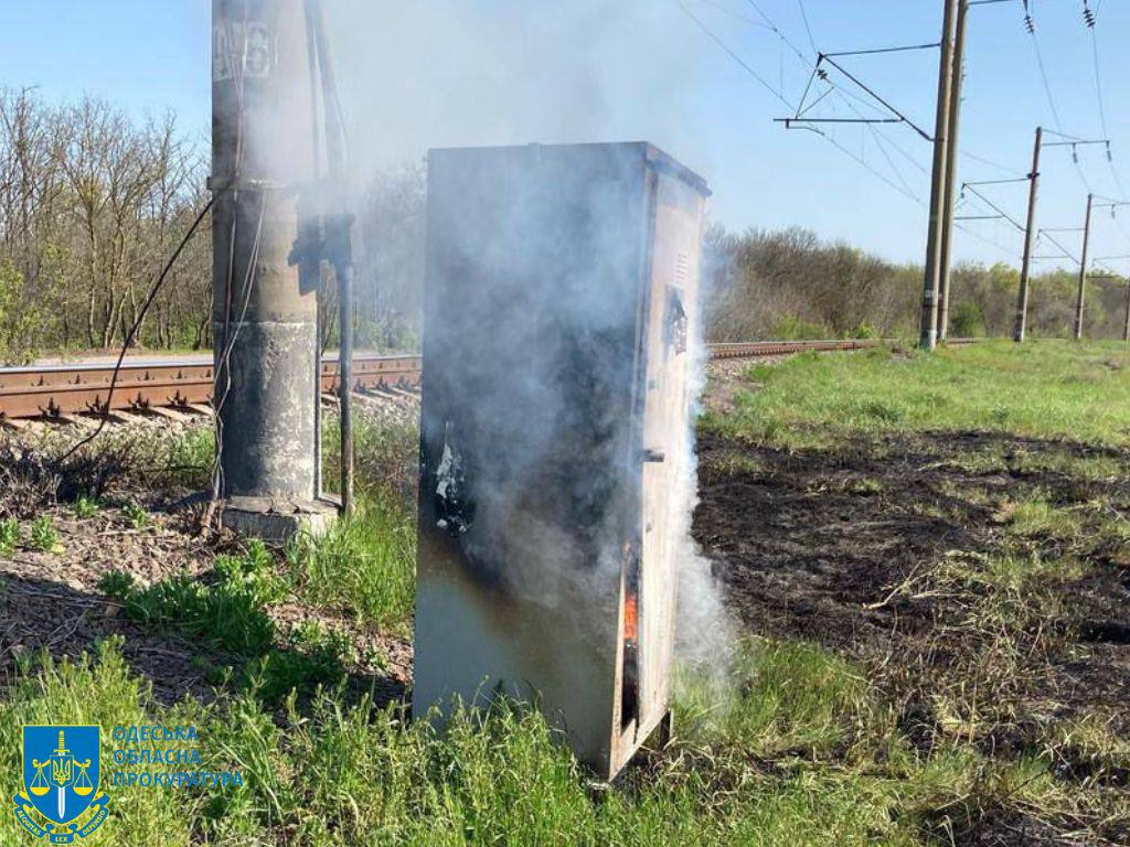 На Одещині затримали трьох паліїв, які на замовлення підпалили залізничні шафи та автомобіль військових
