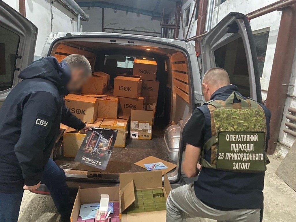 В пункті пропуску "Старокозаче" викрили іноземця з мільйонною контрабандою сигарет