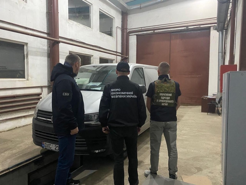 В пункті пропуску "Старокозаче" викрили іноземця з мільйонною контрабандою сигарет