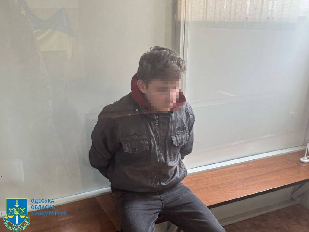 На Одещині затримали трьох паліїв, які на замовлення підпалили залізничні шафи та автомобіль військових