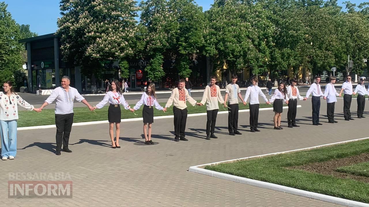 В Ізмаїлі День Вишиванки відзначили ланцюгом єдності