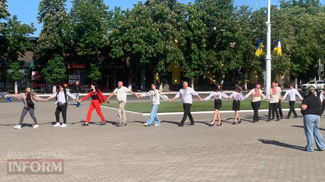В Ізмаїлі День Вишиванки відзначили ланцюгом єдності