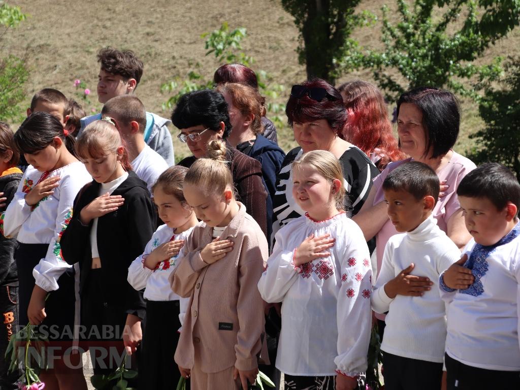 У Оксамитному Болградської громади відкрили меморіальні дошки героям, які не повернулися з війни