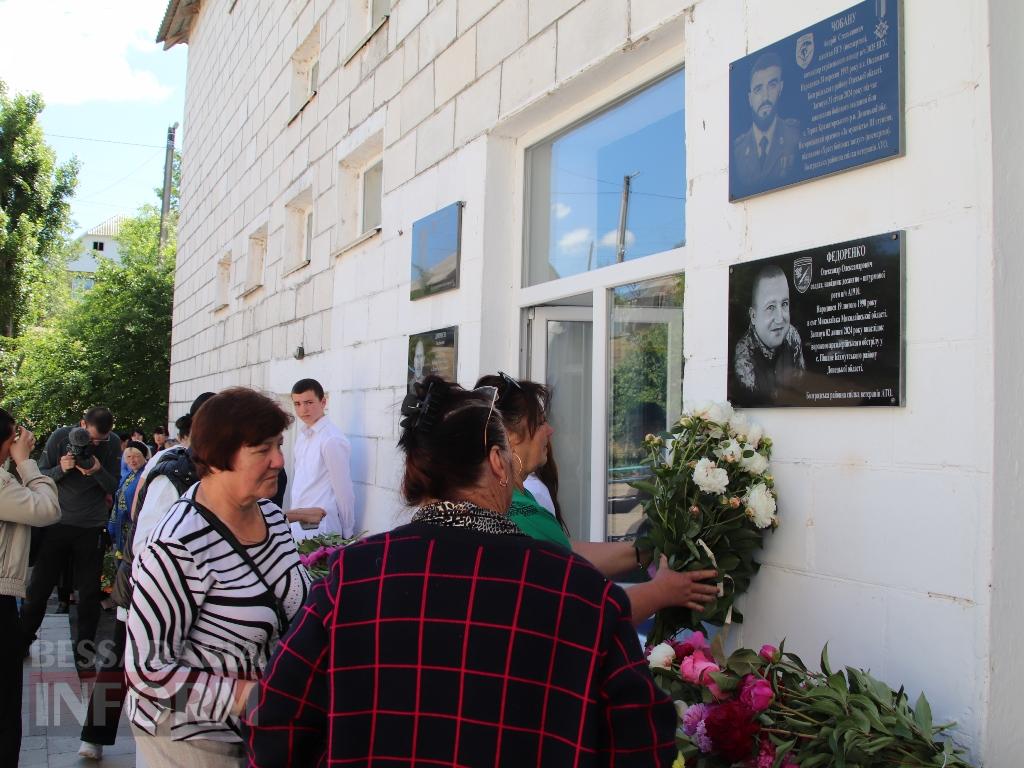 У Оксамитному Болградської громади відкрили меморіальні дошки героям, які не повернулися з війни