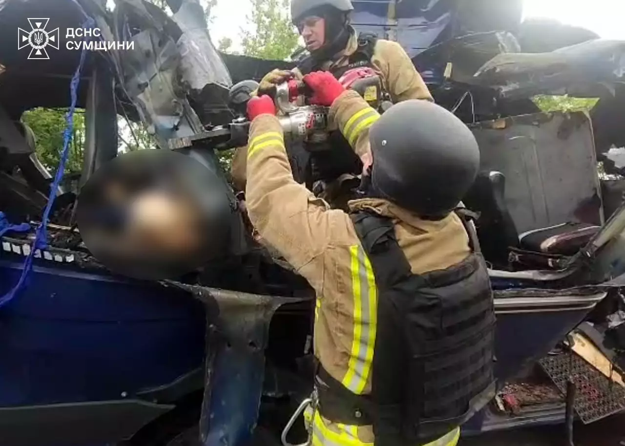 На Сумщині окупанти вбили дроном людей в евакуаційному автобусі