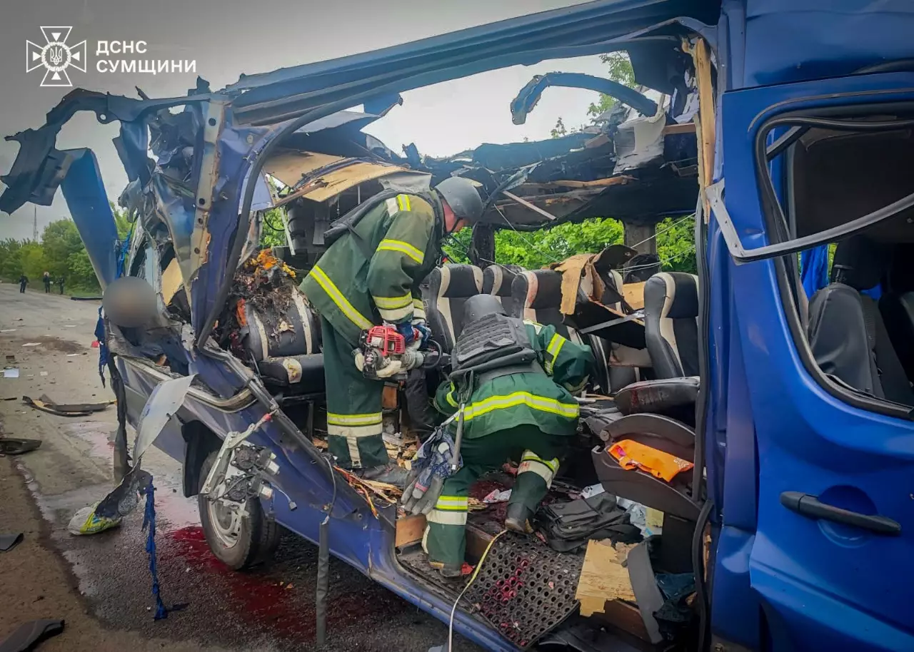 На Сумщині окупанти вбили дроном людей в евакуаційному автобусі