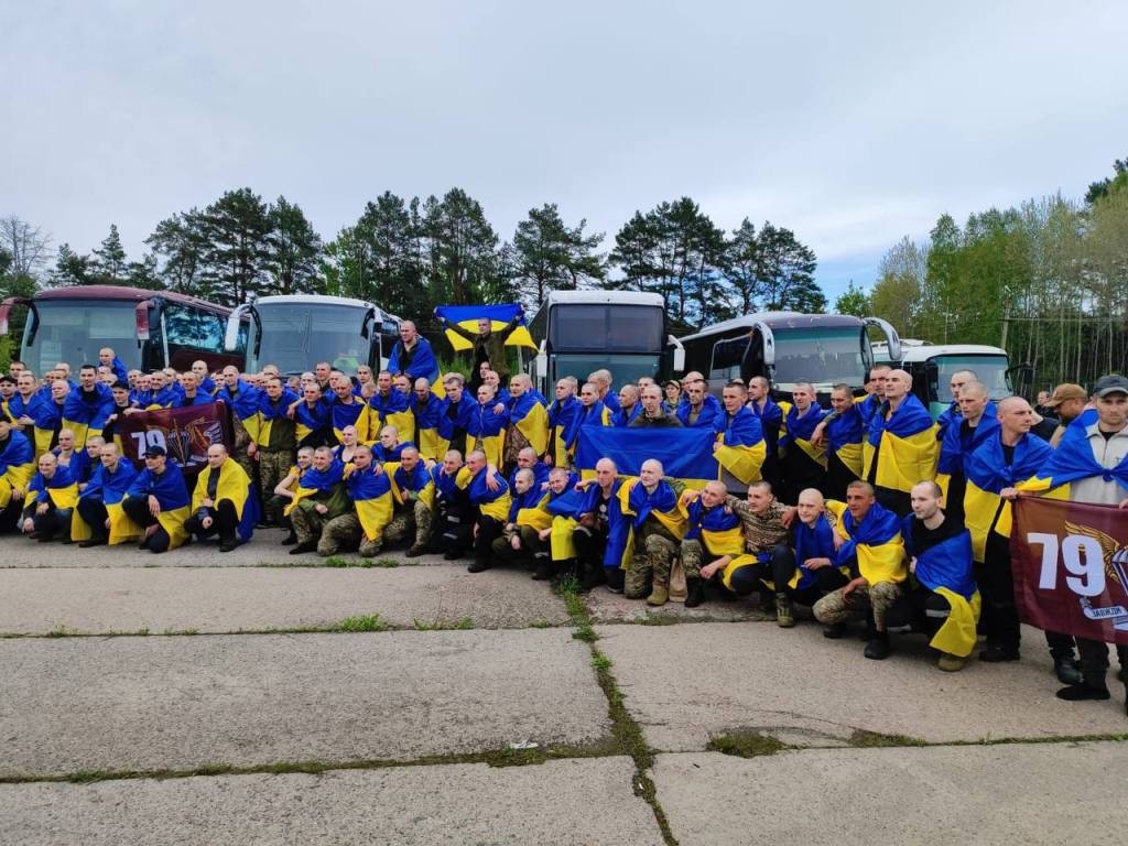 Наші - вдома: з російського полону повернулося 205 українських захисників