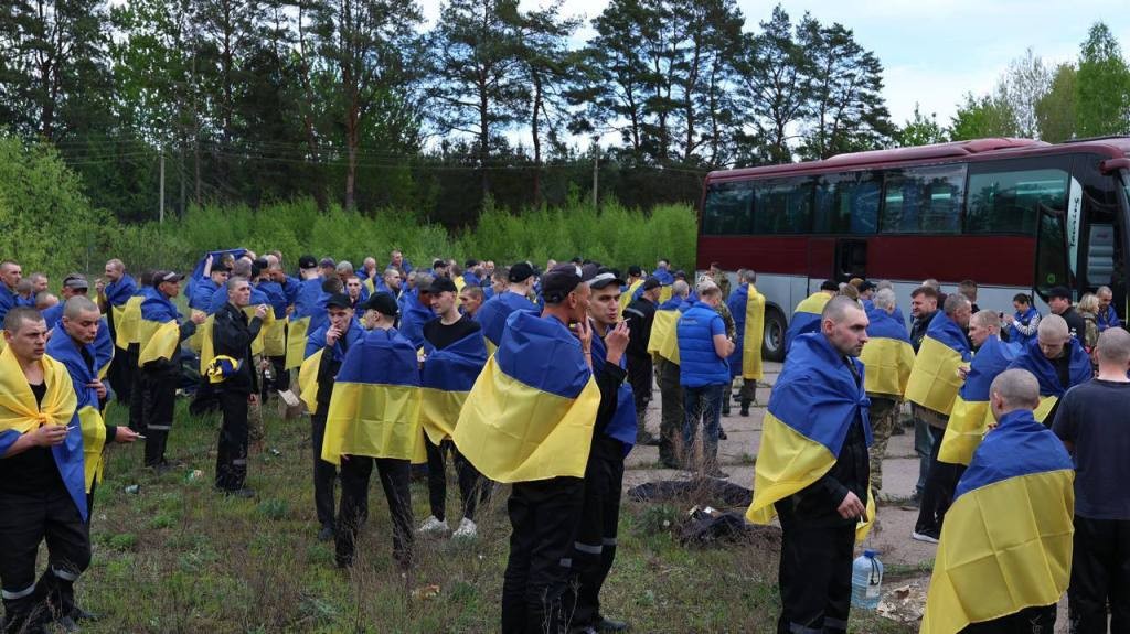 Наші - вдома: з російського полону повернулося 205 українських захисників